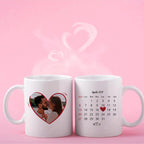 Taza con calendario aniversario de la pareja