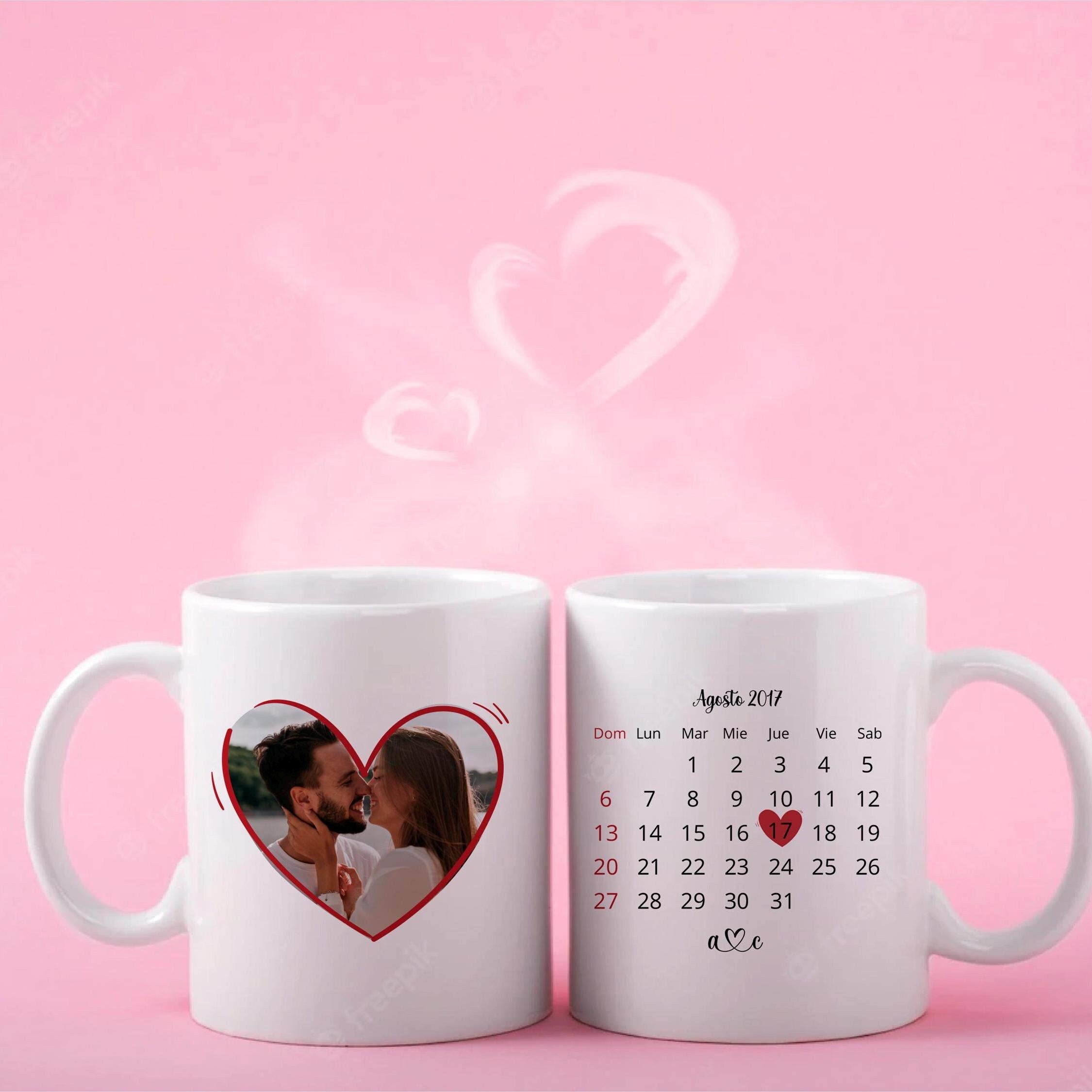 Taza con calendario aniversario de la pareja
