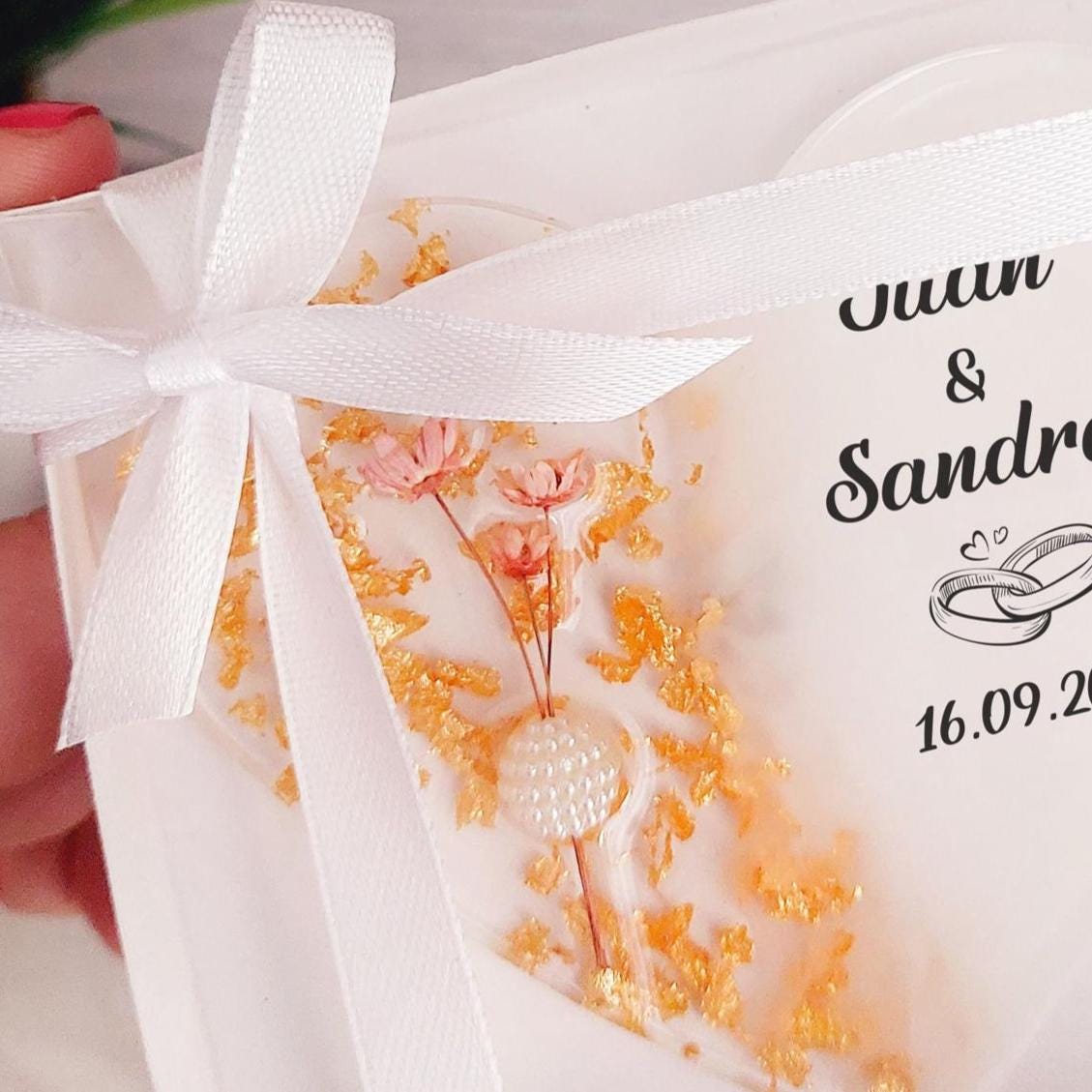 Recuerdo de boda personalizado en forma de corazón