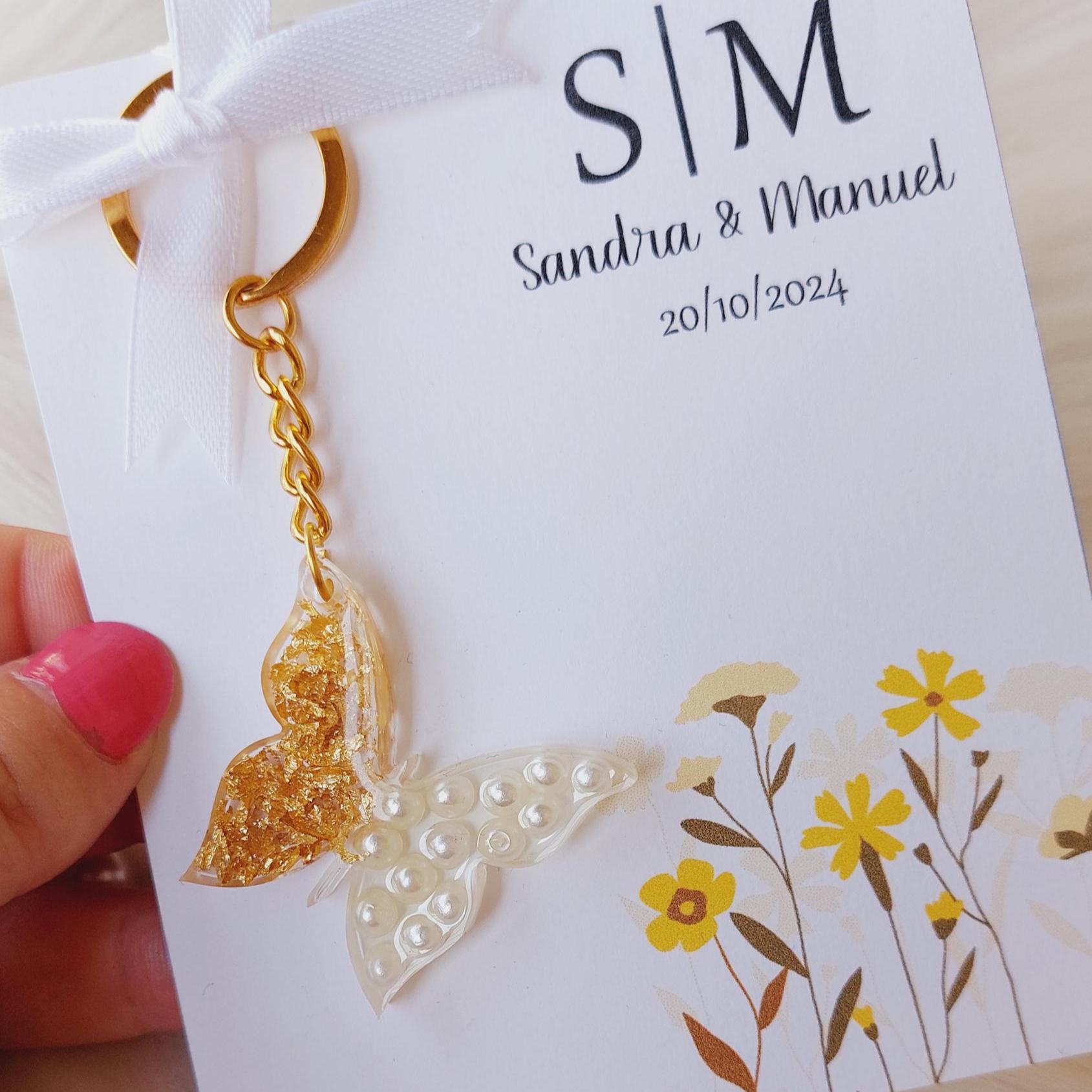 Llavero mariposa personalizado en tarjeta floral