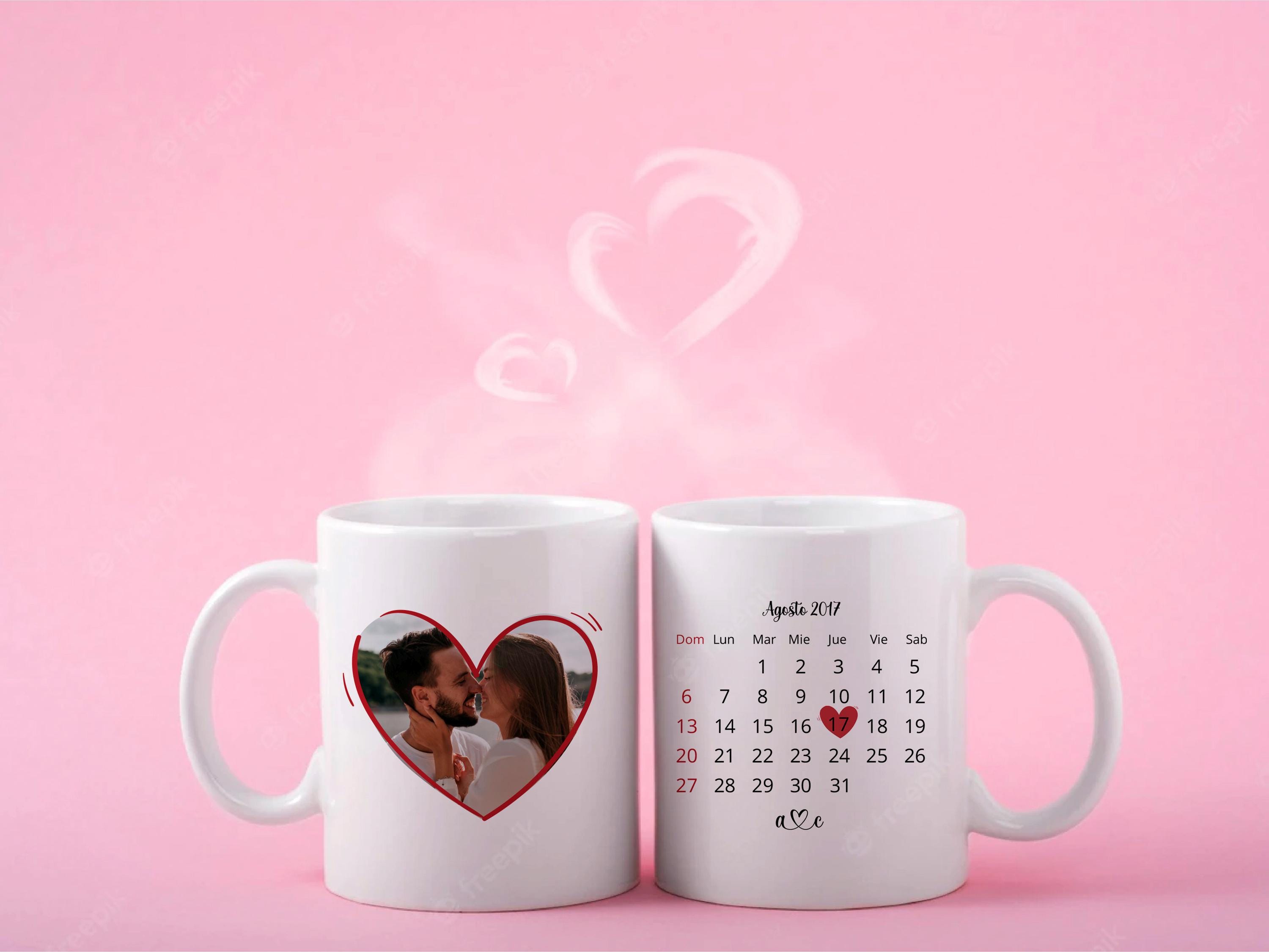 Taza con calendario aniversario de la pareja
