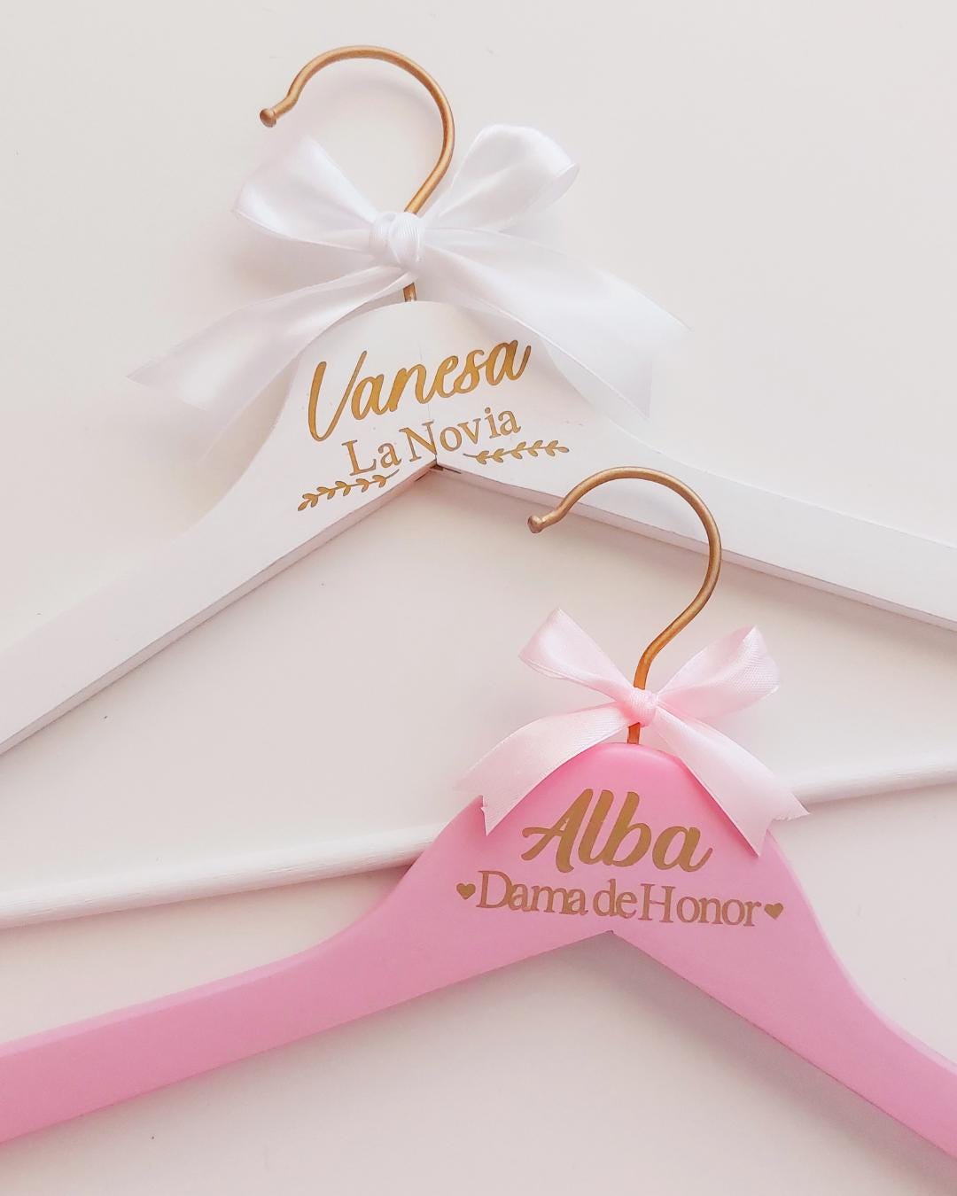 Percha de boda personalizada con nombre.