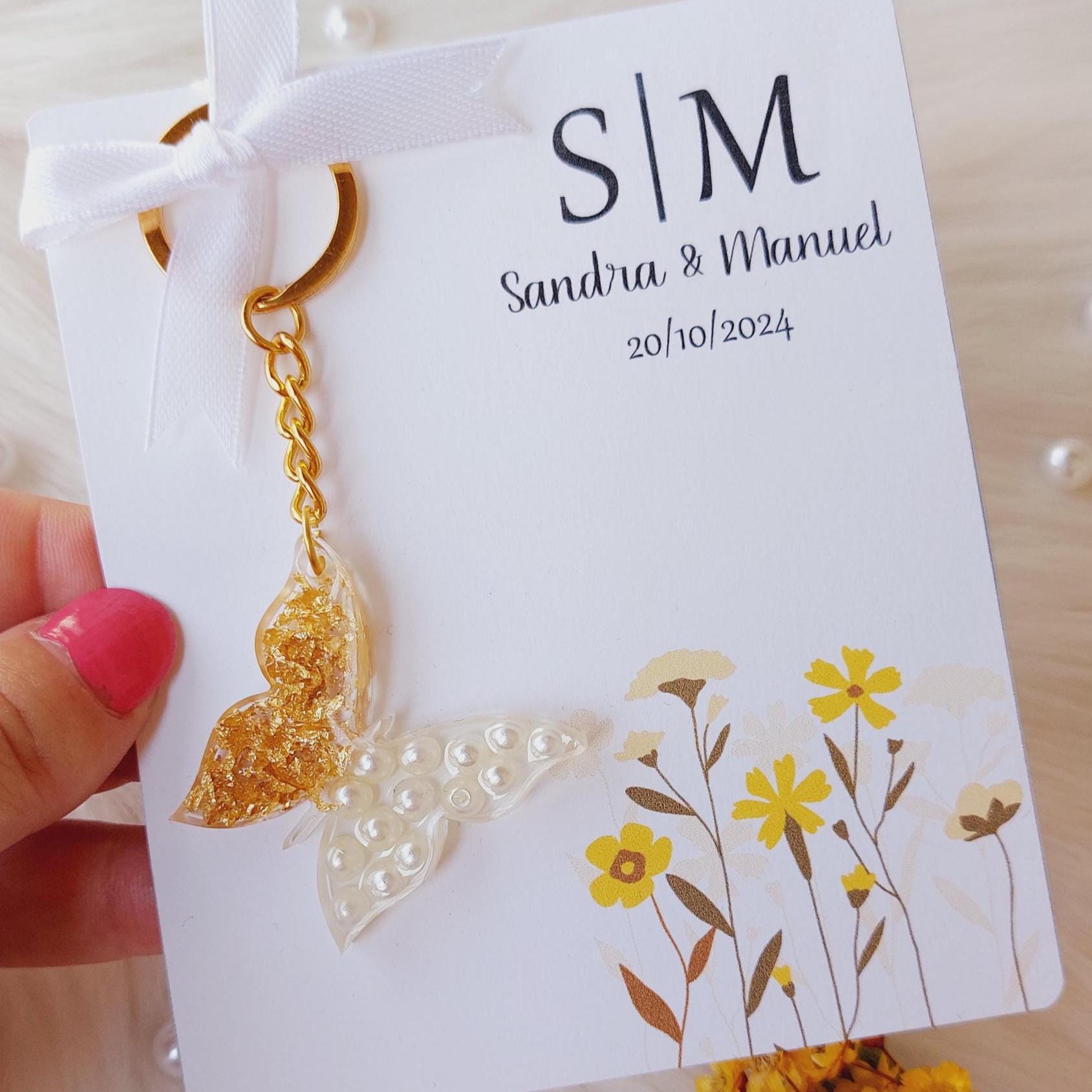 Llavero mariposa personalizado en tarjeta floral