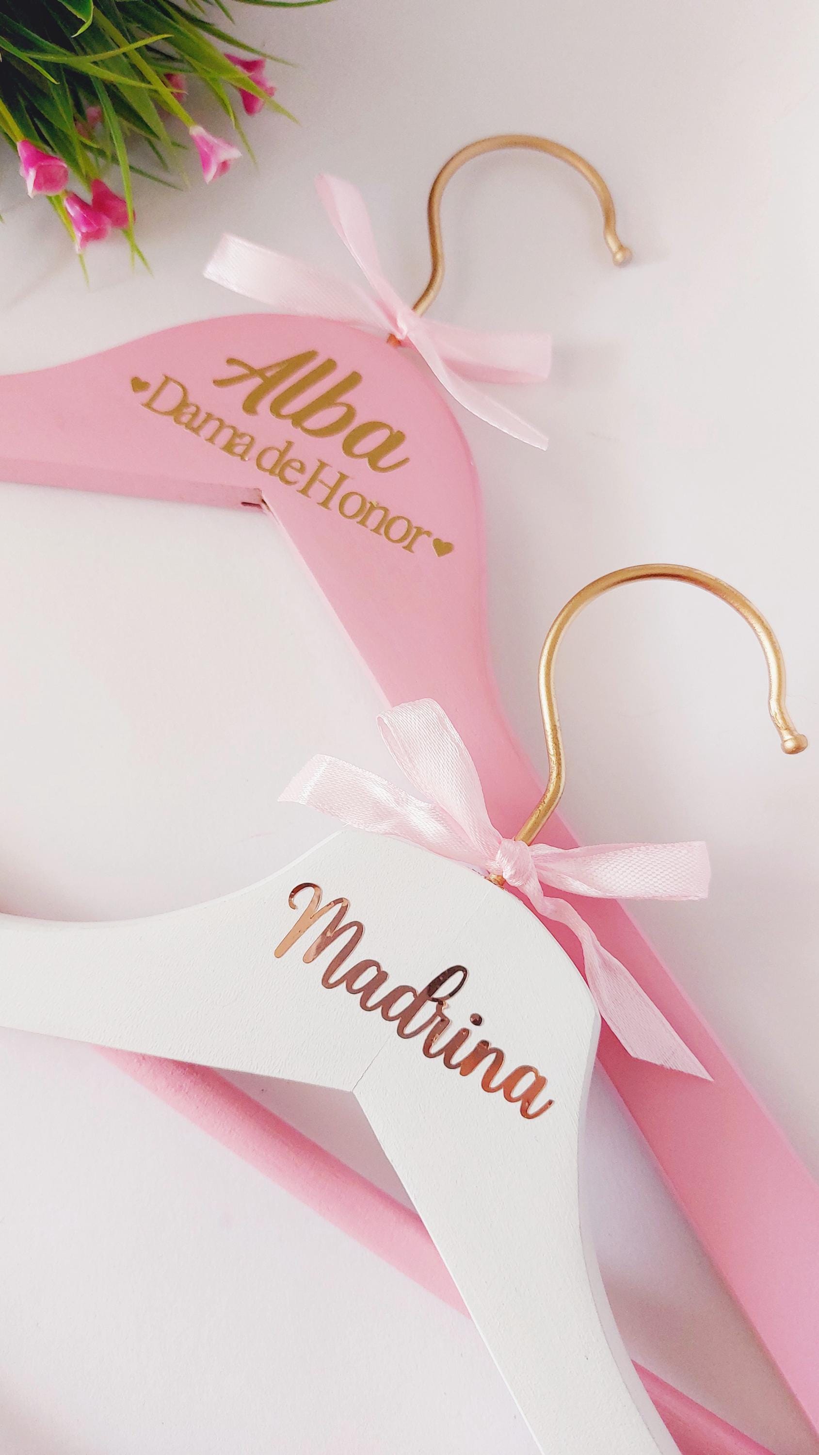 Percha de boda personalizada con nombre.
