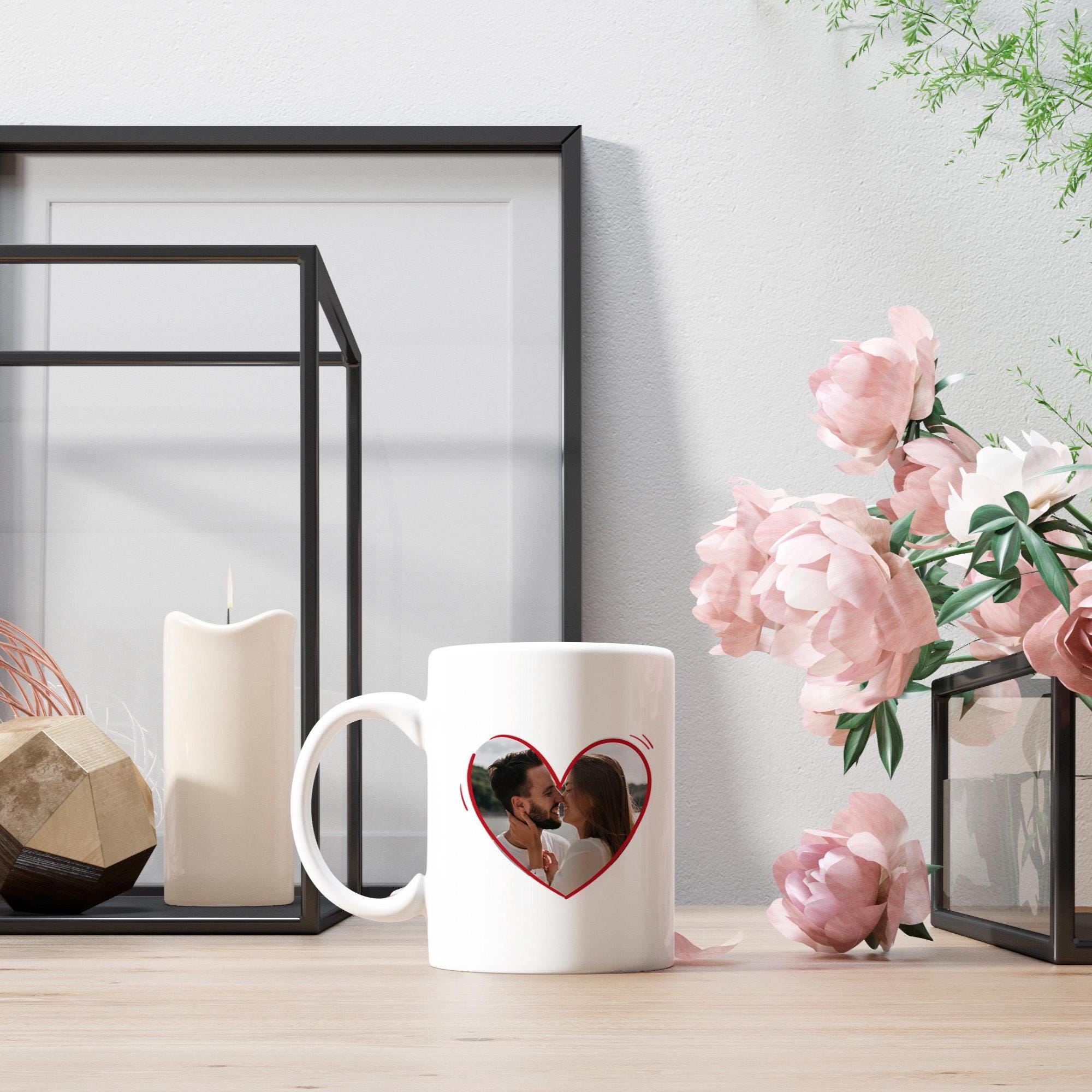 Taza con calendario aniversario de la pareja