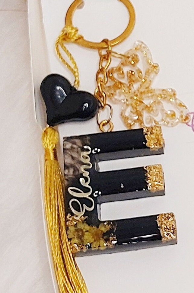 Llavero personalizado inicial en resina