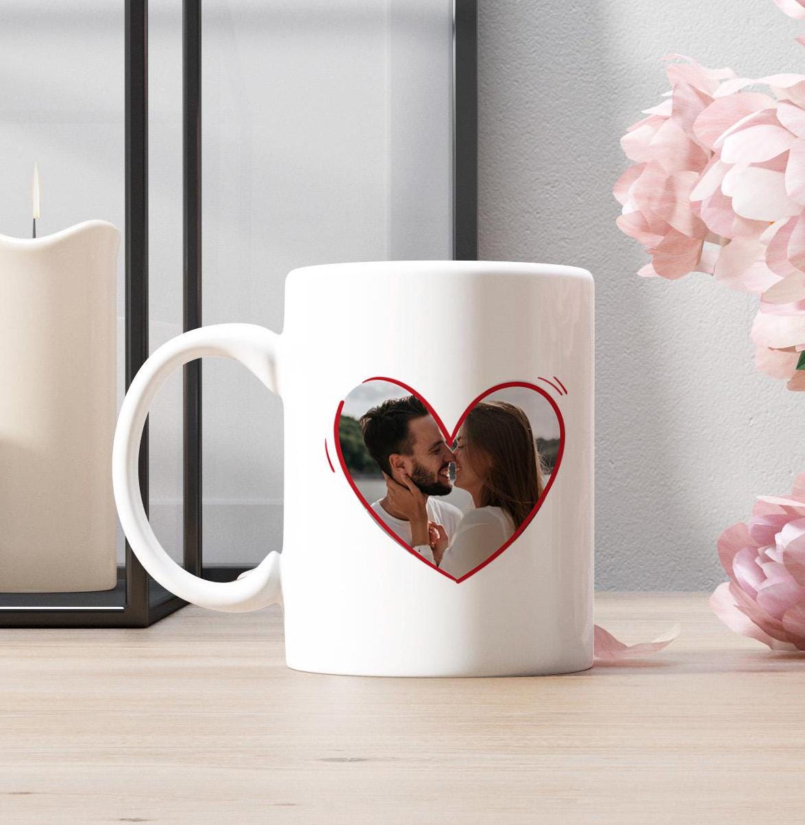 Taza con calendario aniversario de la pareja