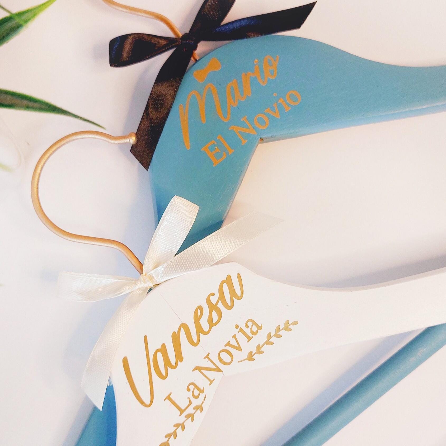 Percha de boda personalizada con nombre.