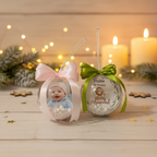 Adorno personalizado para árbol de Navidad con foto familiar, ideal como recuerdo de nacimiento o bautizo.