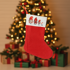 Bota navideña personalizada con nombres bordados colgada frente al árbol de Navidad