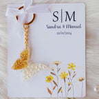 Llavero mariposa personalizado en tarjeta floral