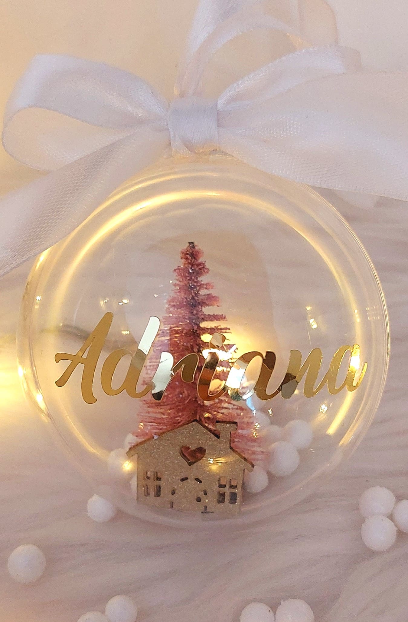 bola rellena de adornos navideños