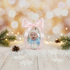 Decoración navideña personalizada para bebé, bola con foto y lazo en tonos pastel, ideal para árbol o regalo emotivo.