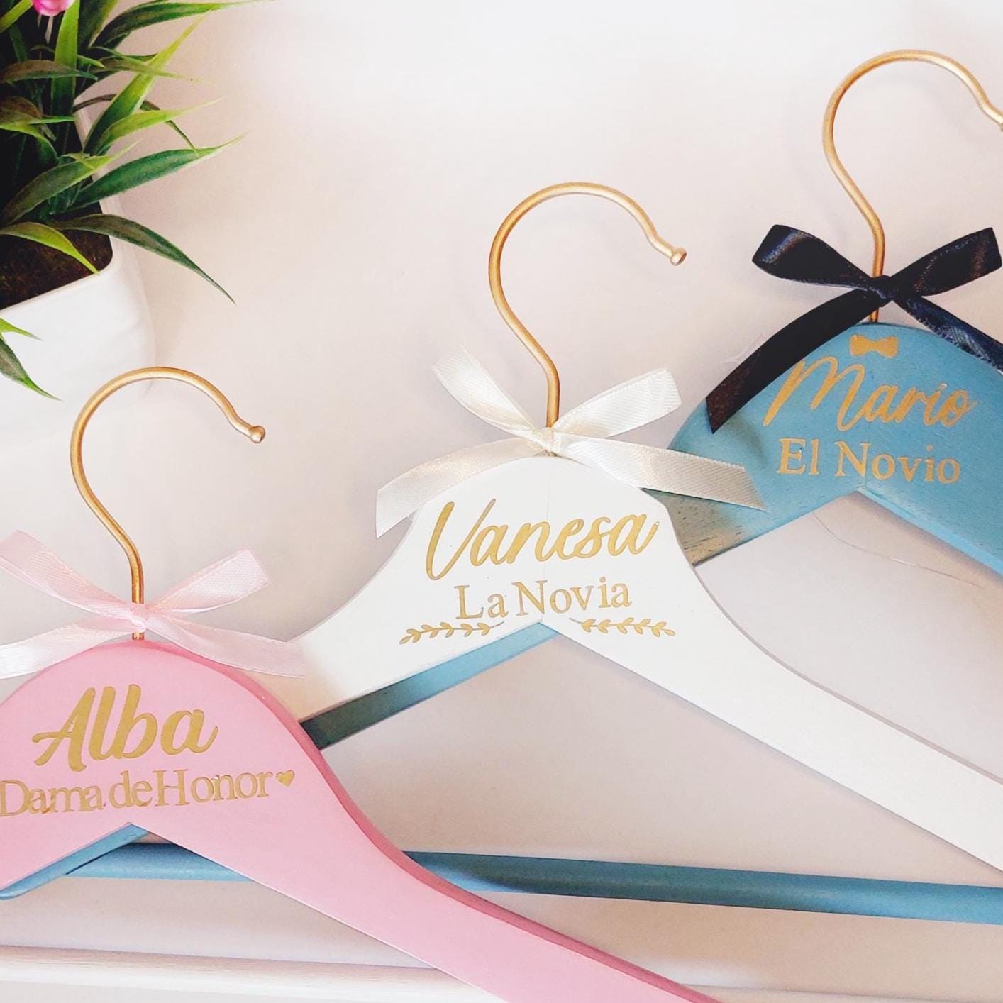 Percha de boda personalizada con nombre.