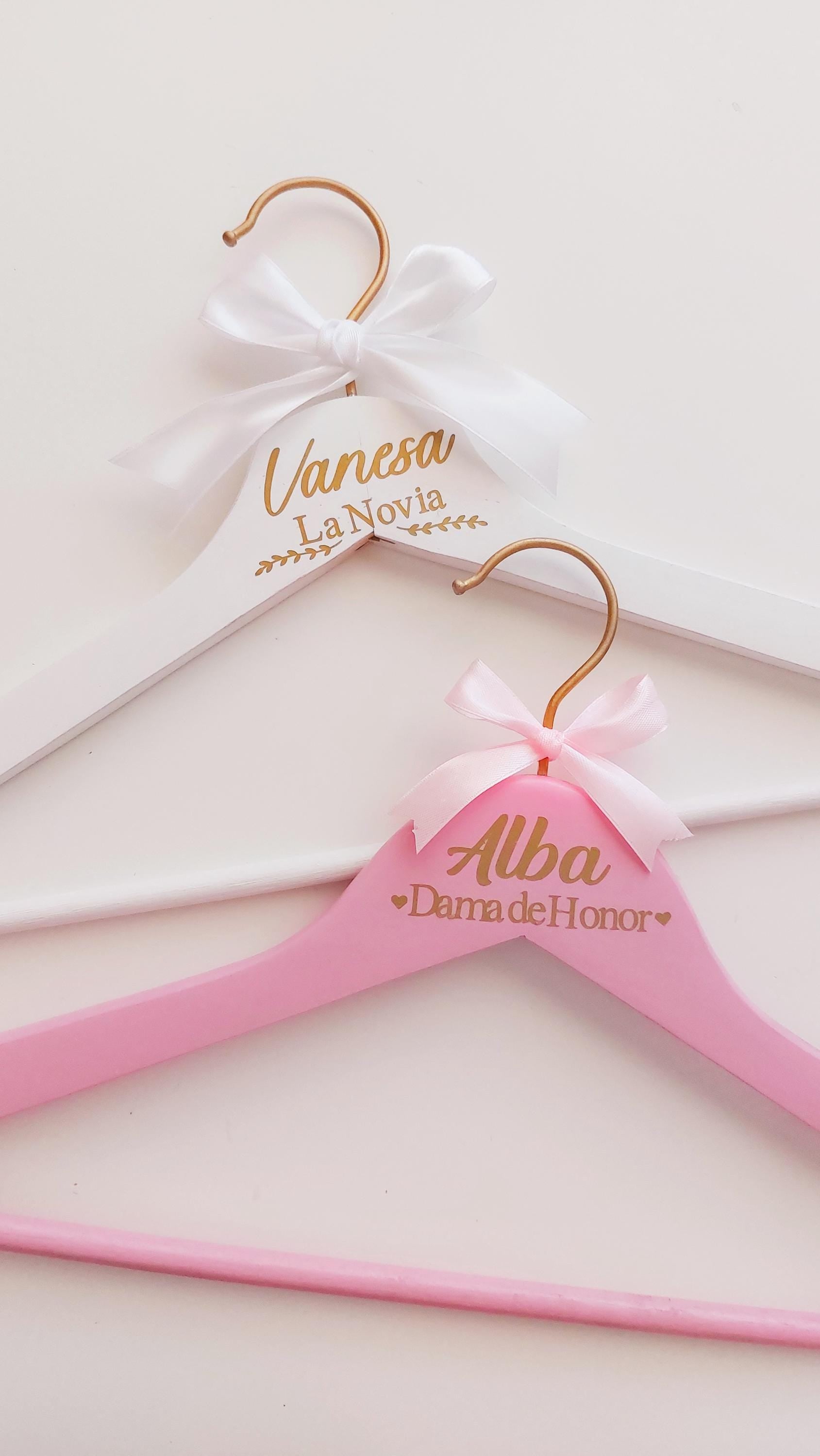 Percha de boda personalizada con nombre.