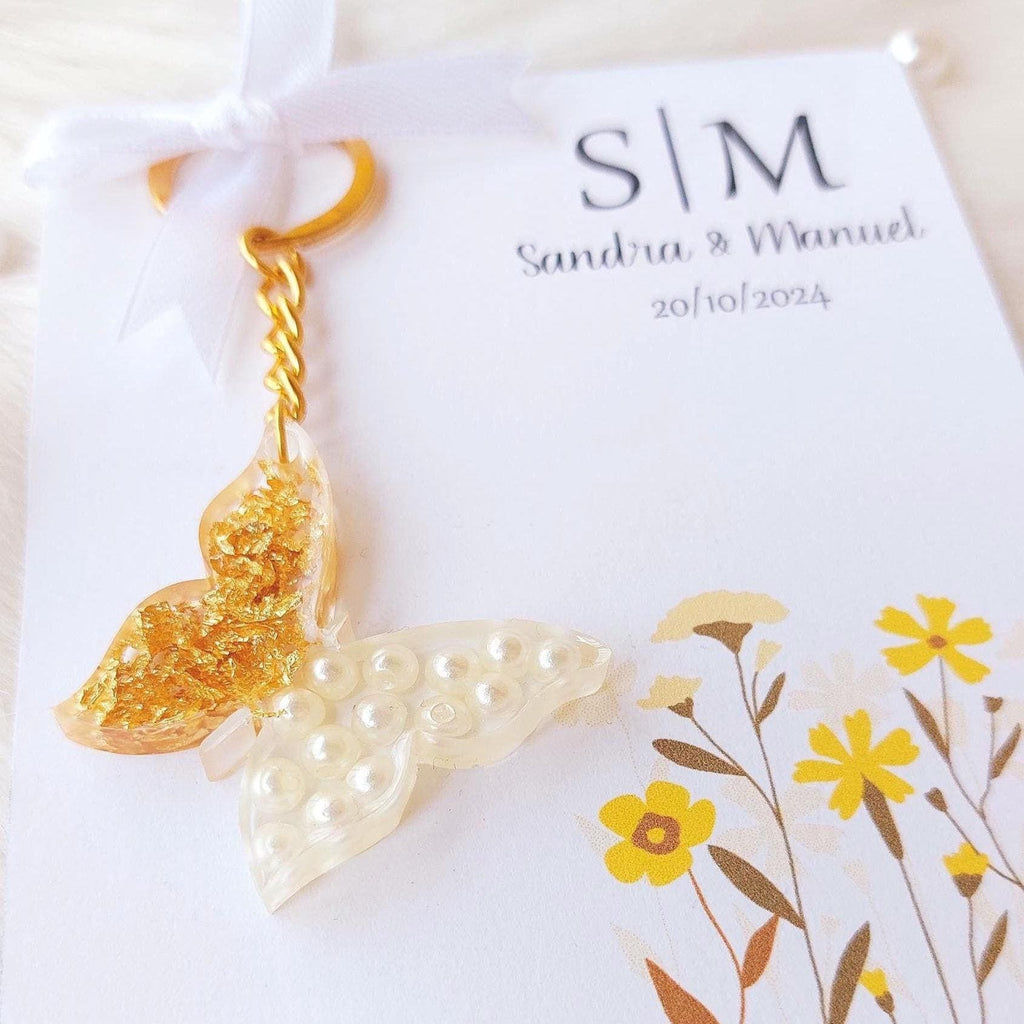 Llavero mariposa personalizado en tarjeta floral