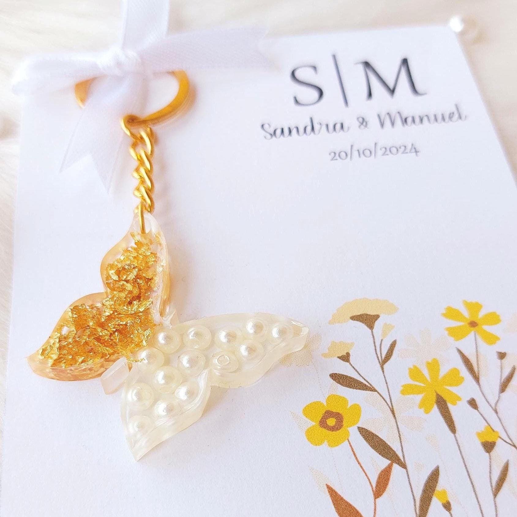 Llavero mariposa personalizado en tarjeta floral