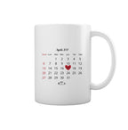 Taza con calendario aniversario de la pareja