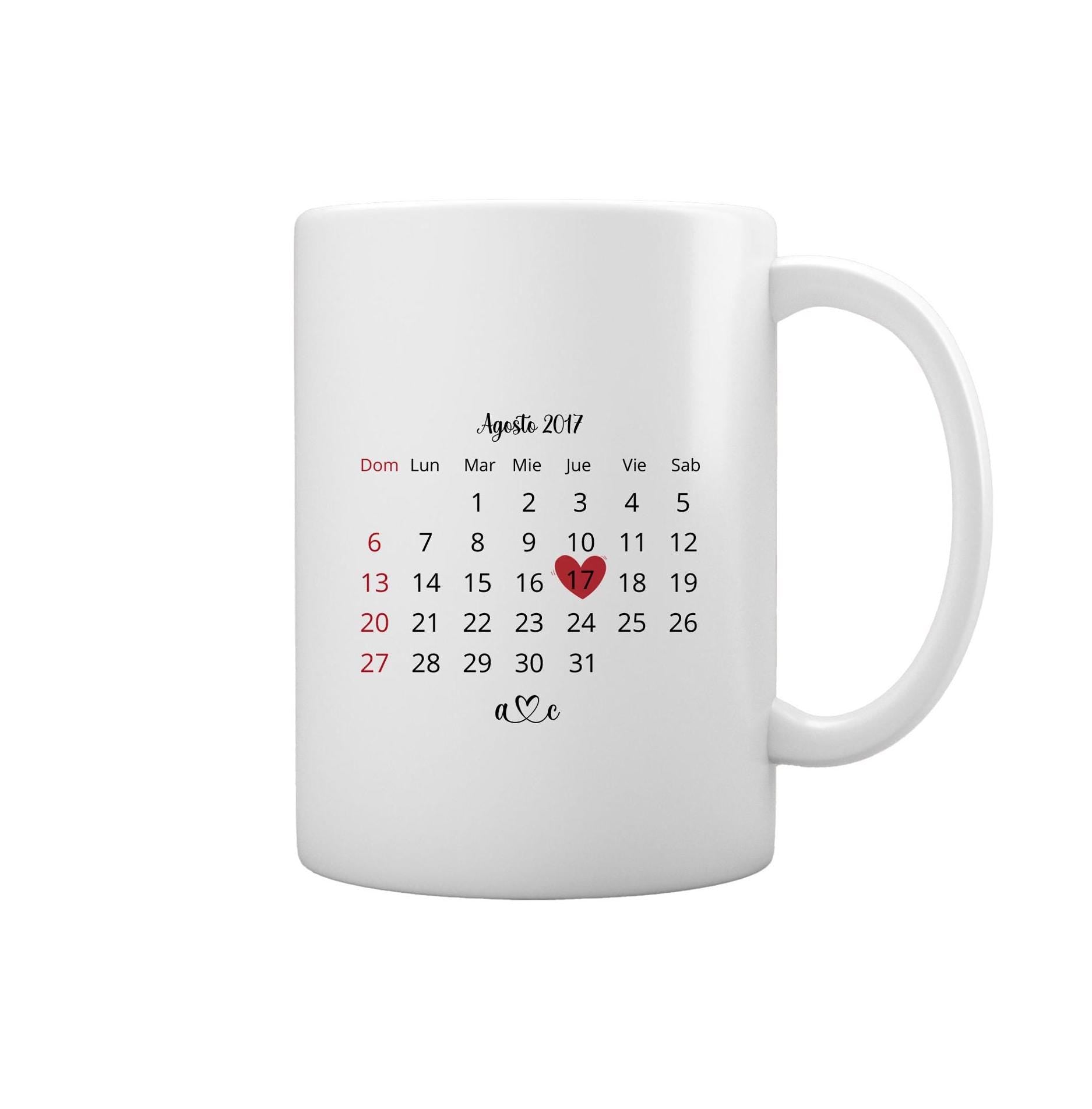 Taza con calendario aniversario de la pareja